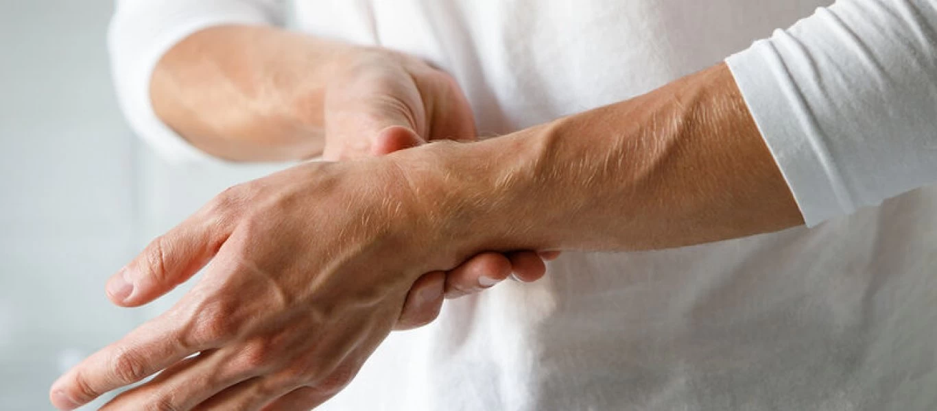 Ρευματοειδής αρθρίτιδα: Πώς εκδηλώνεται και τι να κάνετε για να προφυλαχτείτε